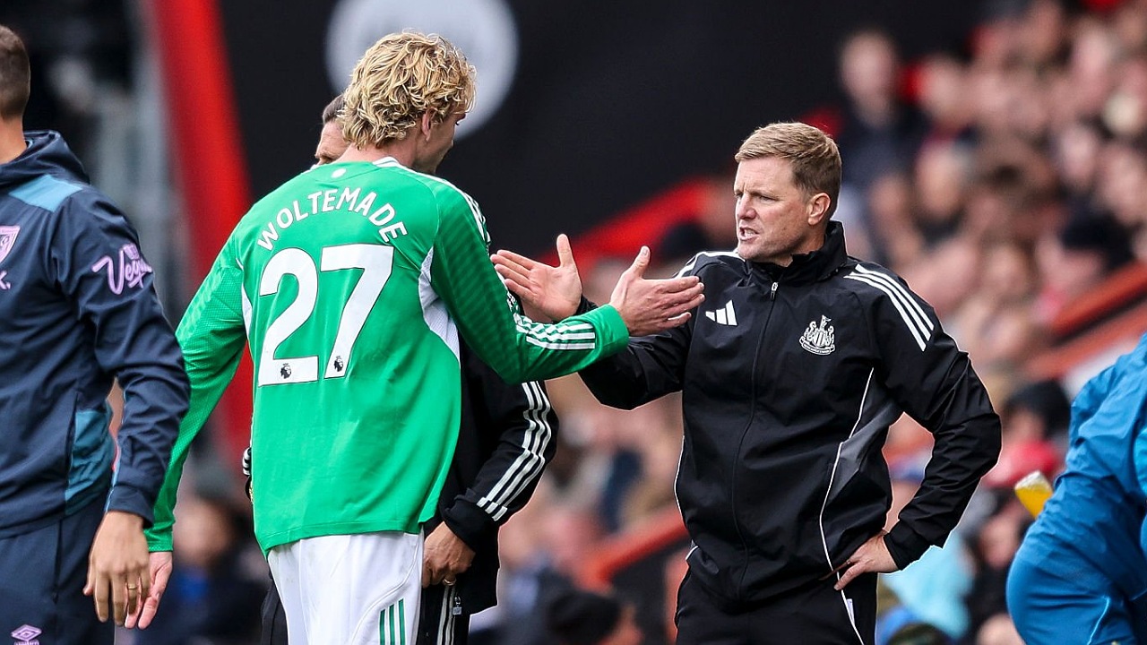 Nick Woltemade dan manajer Newcastle United, Eddie Howe. (Foto: Robin Jones/Getty Images)