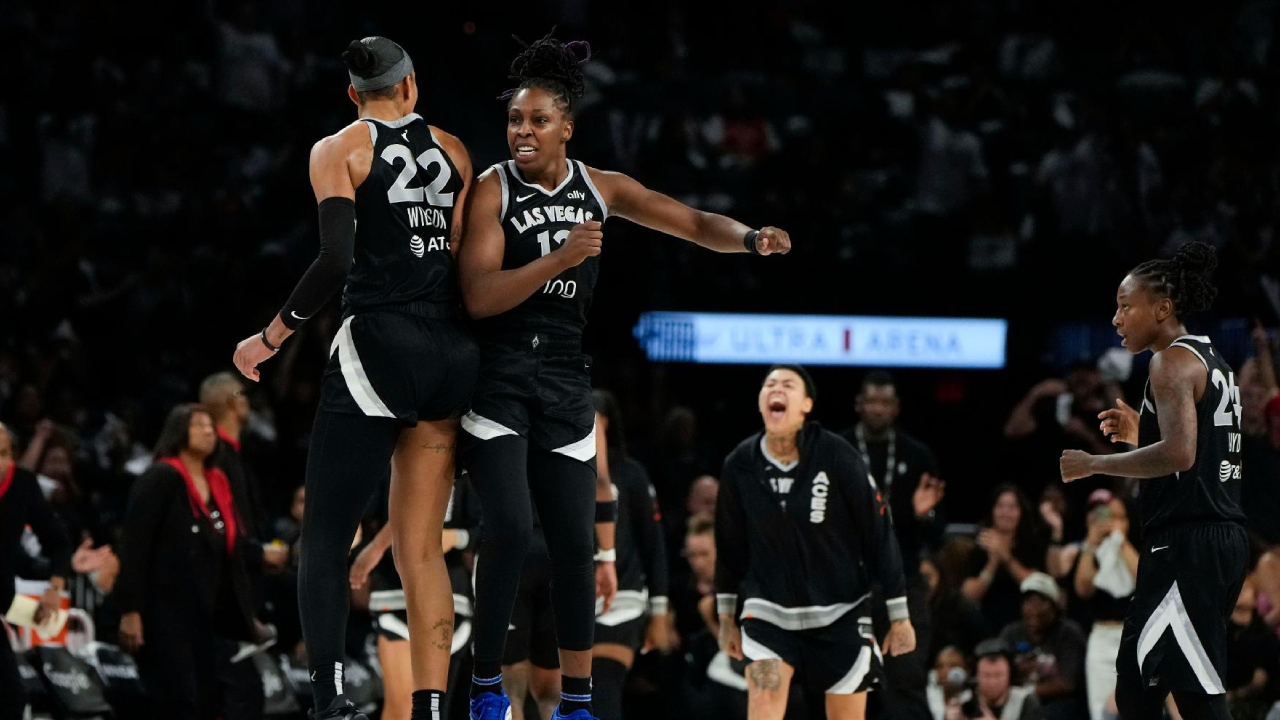 Para pemain Las Vegas Aces melakukan selebrasi dalam Game 2 seri semifinal versus Indiana Fever. (Foto: AP)