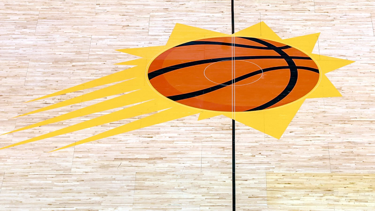 Phoenix Suns membela kebijakan tersebut sebagai konsisten dengan praktik di “kebanyakan organisasi besar termasuk Disney, ESPN, dan banyak tim NBA lainnya.” (Foto: AP)