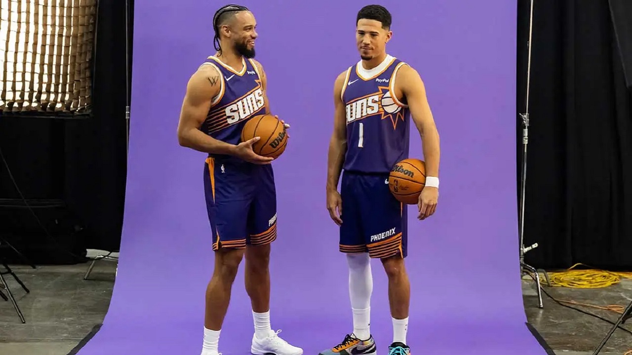 Dillon Brooks disambut hangat oleh Devin Booker.