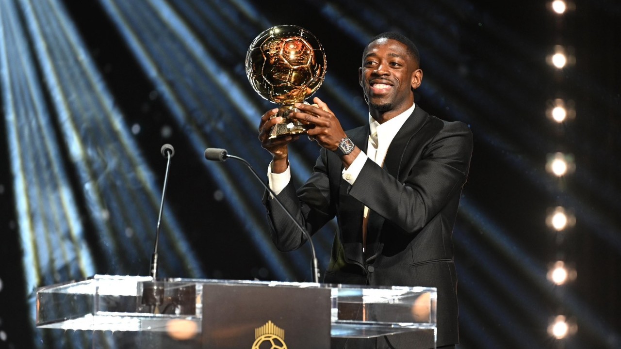 Momen Saat Ousmane Dembele Mengangkat Trofi Ballon d’Or 2025 (Sumber: X/dembouz)