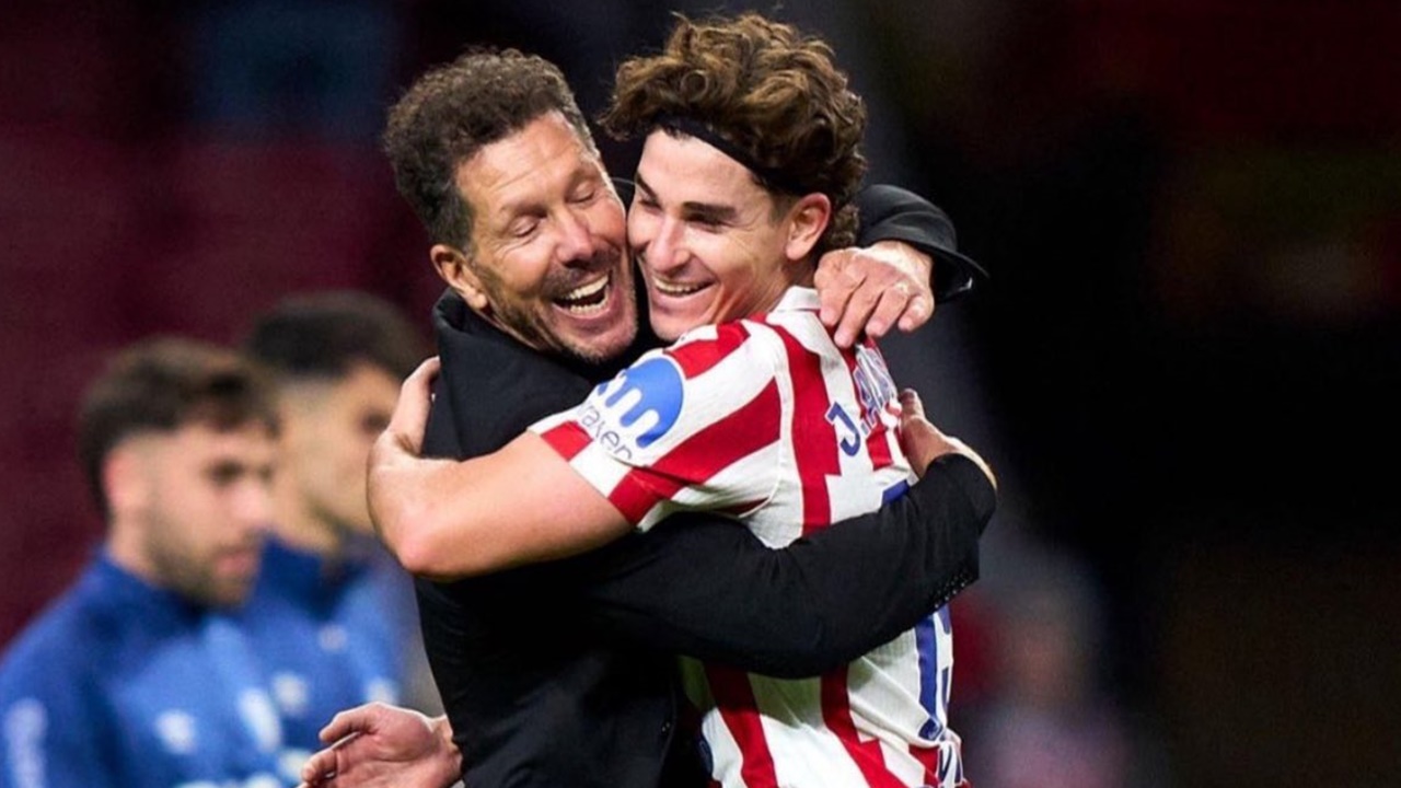 Diego Simeone dan Julian Alvarez