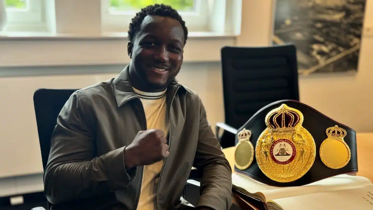 Abass Baraou berpose dengan sabuk gelar interim WBA yang didapatnya saat mengalahkan Yoenis Tellez pada 24 Agustus. (Foto: Fight TV)