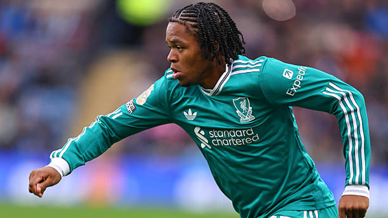 Arne Slot Tak Khawatir Rio Ngumoha Bertindak Gegabah di Liverpool