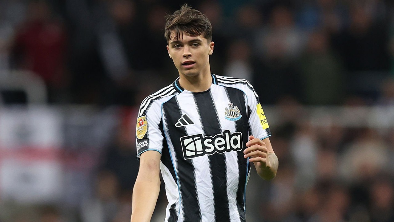 Lewis Miley dibela rekannya di Newcastle, Joelinton