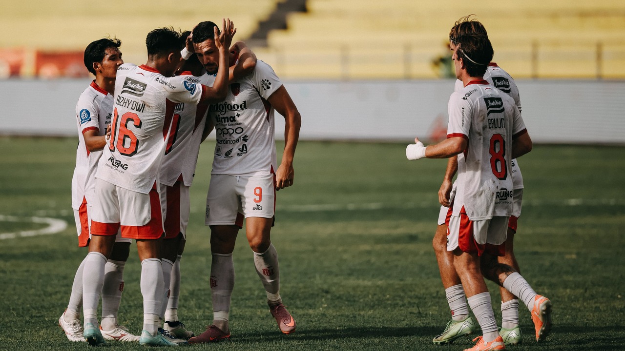 Penyerang Bali United, Boris Kopitovic merayakan gol ke gawang Semen Padang FC