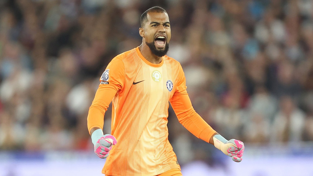 Kiper Chelsea, Robert Sanchez. (Foto: Rob Newell - CameraSport via Getty Images)