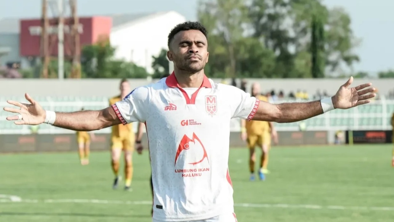 Pemain Malut United FC, Yakob Sayuri merayakan gol ke gawang Bhayangkara FC
