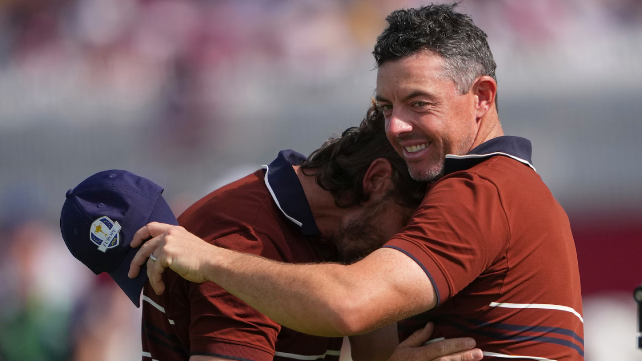 Rory McIlroy melakukan selebrasi dengan Tommy Fleetwood setelah memastikan Eropa mengungguli Amerika Serikat di hari kedua Ryder Cup 2025. (Foto: AP)
