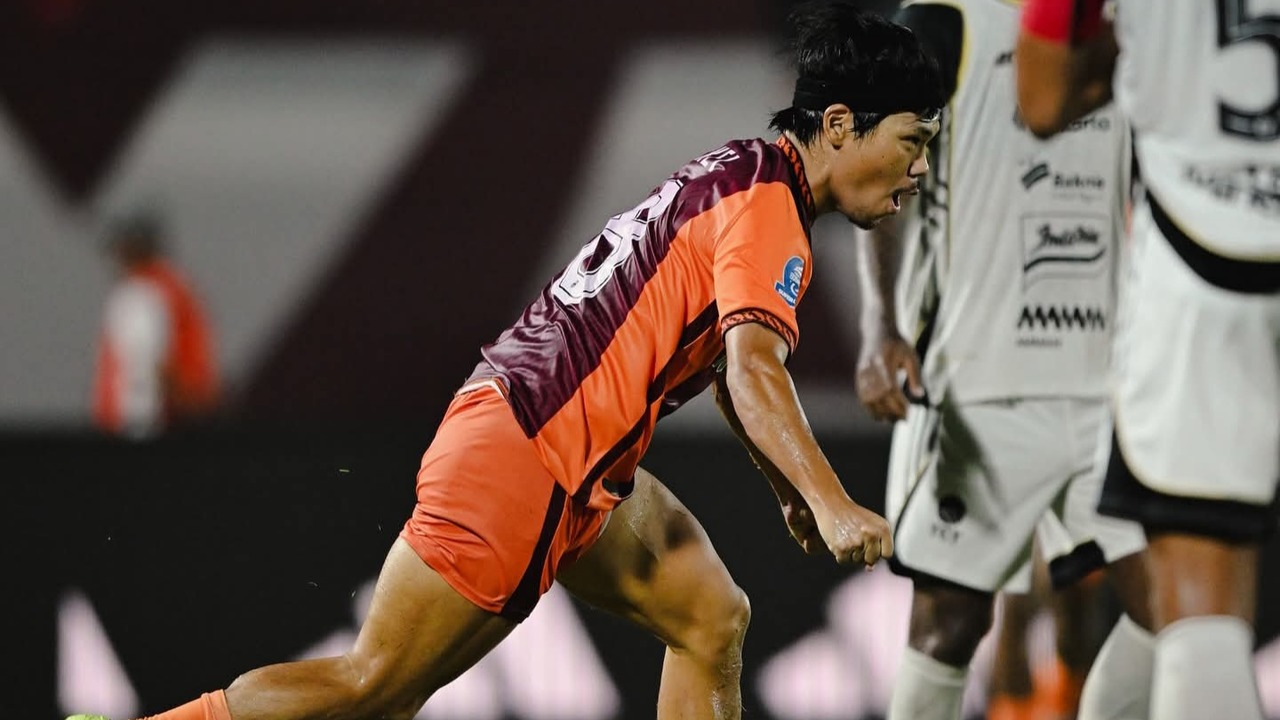 Gelandang Borneo FC, Kei Hirose merayakan gol ke gawang Persija Jakarta
