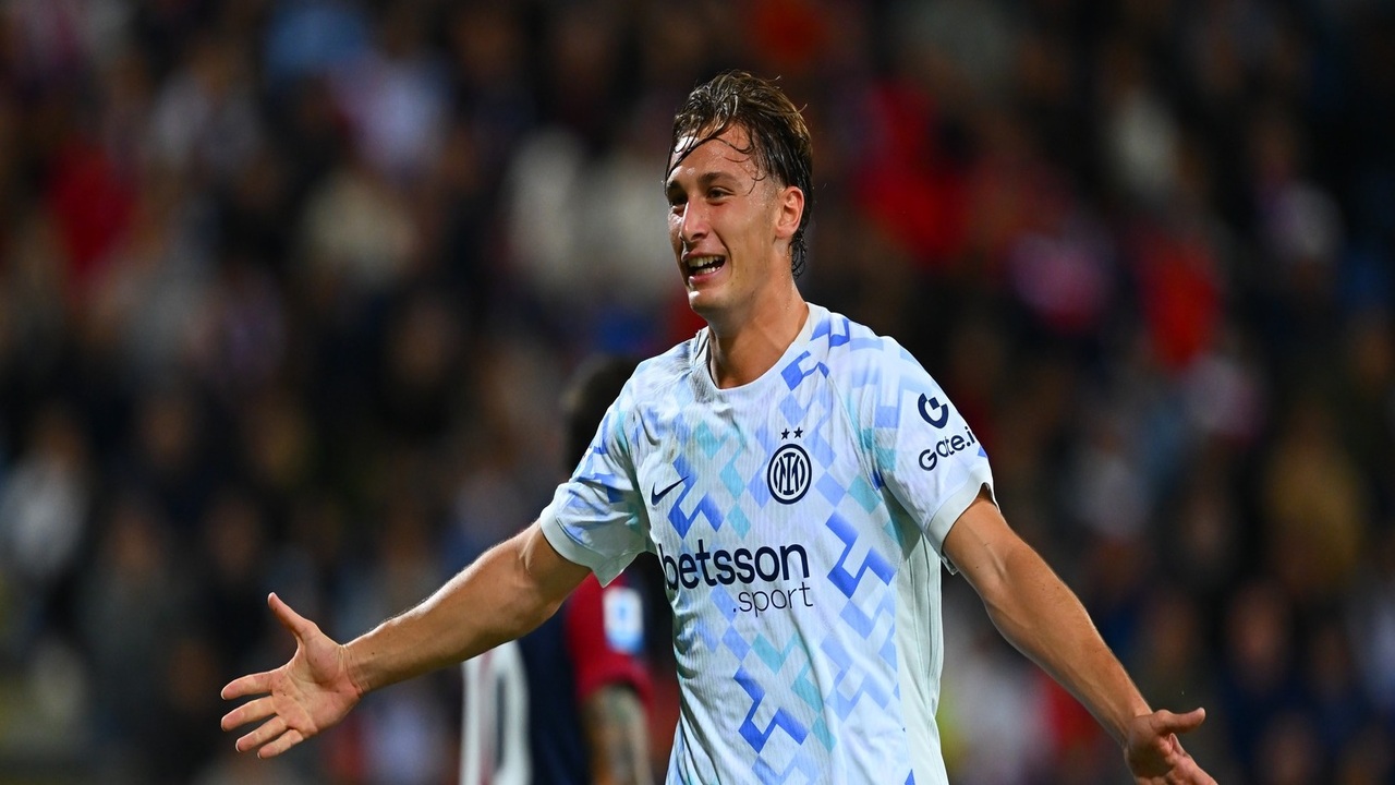 Pio Esposito kegirangan merayakan gol debutnya di Serie A bersama Inter Milan, ketika Nerazzurri menang 2-0 atas Cagliari dini hari tadi (28/9) / via Getty Images