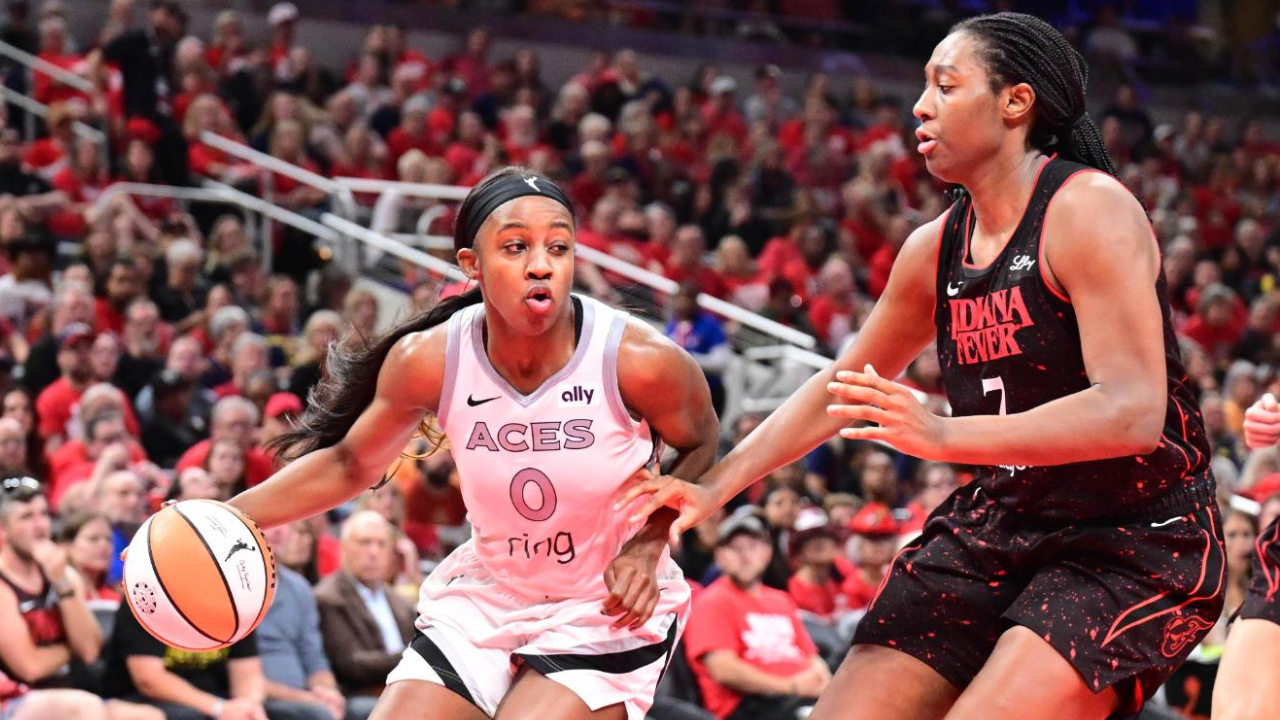 Jackie Young (kiri) mencetak 25 poin saat Las Vegas Aces mengalahkan Indiana Fever 84-72 dan pada Jumat (26/9)di Indianapolis. (Foto: AP)