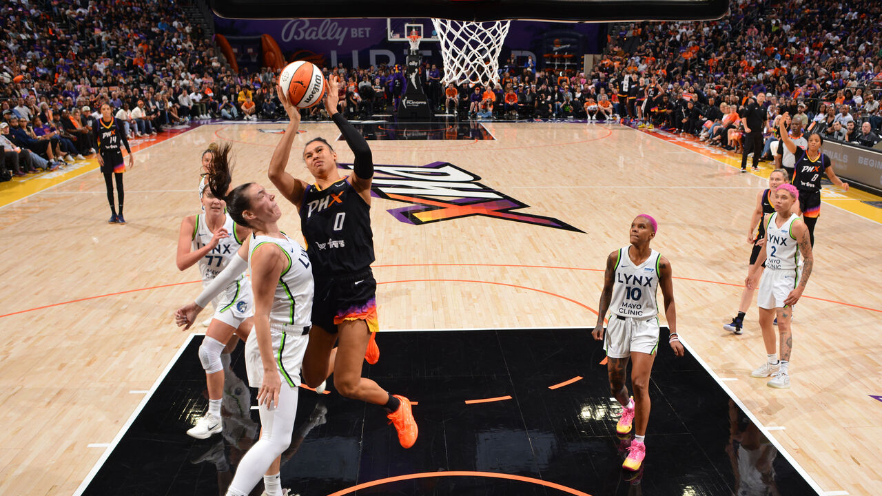 Satou Sabally (tengah) mencetak 23 poin saat Phoenix Mercury mengalahkan Minnesota Lynx skor 84-76 pada Jumat (26/9). (Foto: AP)