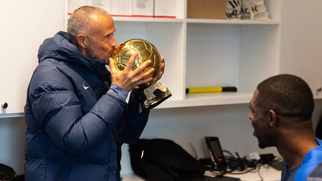 Luis Enrique dan Ousmane Dembele (Foto: psg.fr)