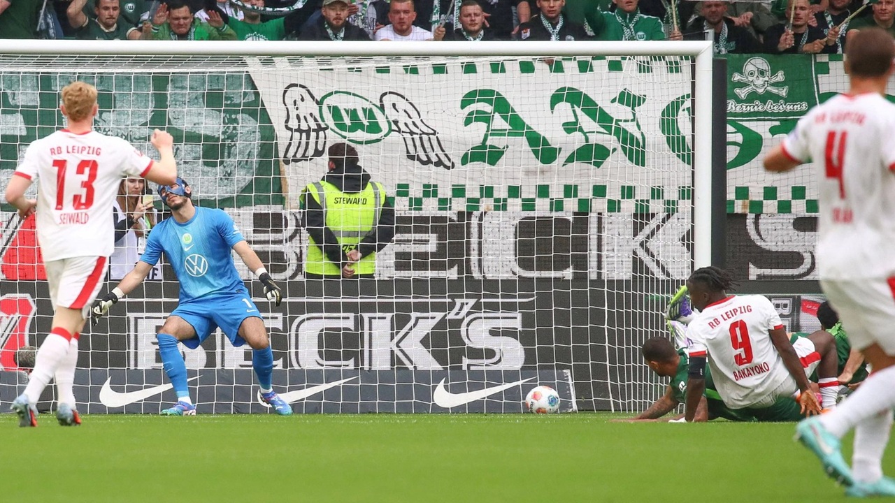 Momen Saat Johan Bakayoko Menjebol Gawang VfL Wolfsburg (Sumber: IMAGO / Jan Huebner)