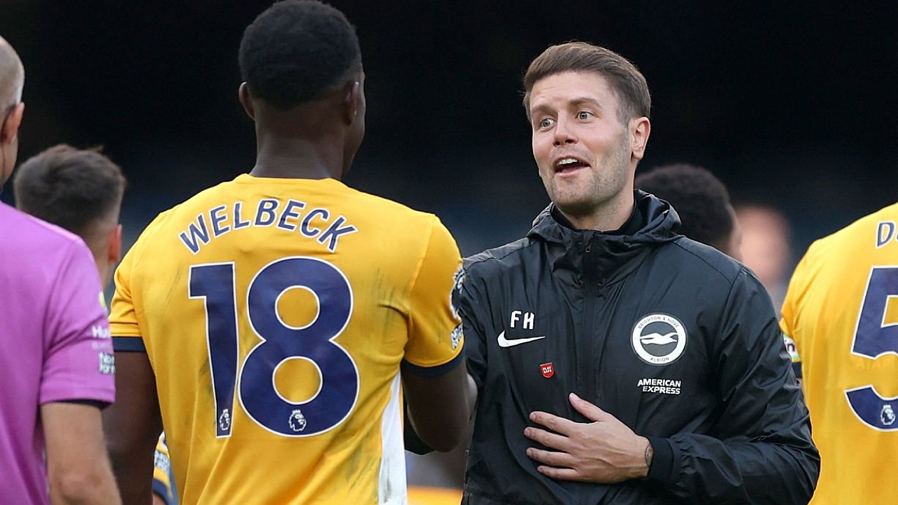 Manajer Brighton, Fabian Hurzeler. (Foto: Steven Paston/PA Images via Getty Images)