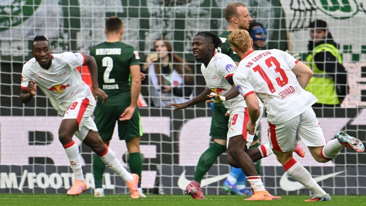 Momen Saat Johan Bakayoko Berhasil Menjebol Gawang VfL Wolfsburg (Sumber: Swen Pförtner/dpa)