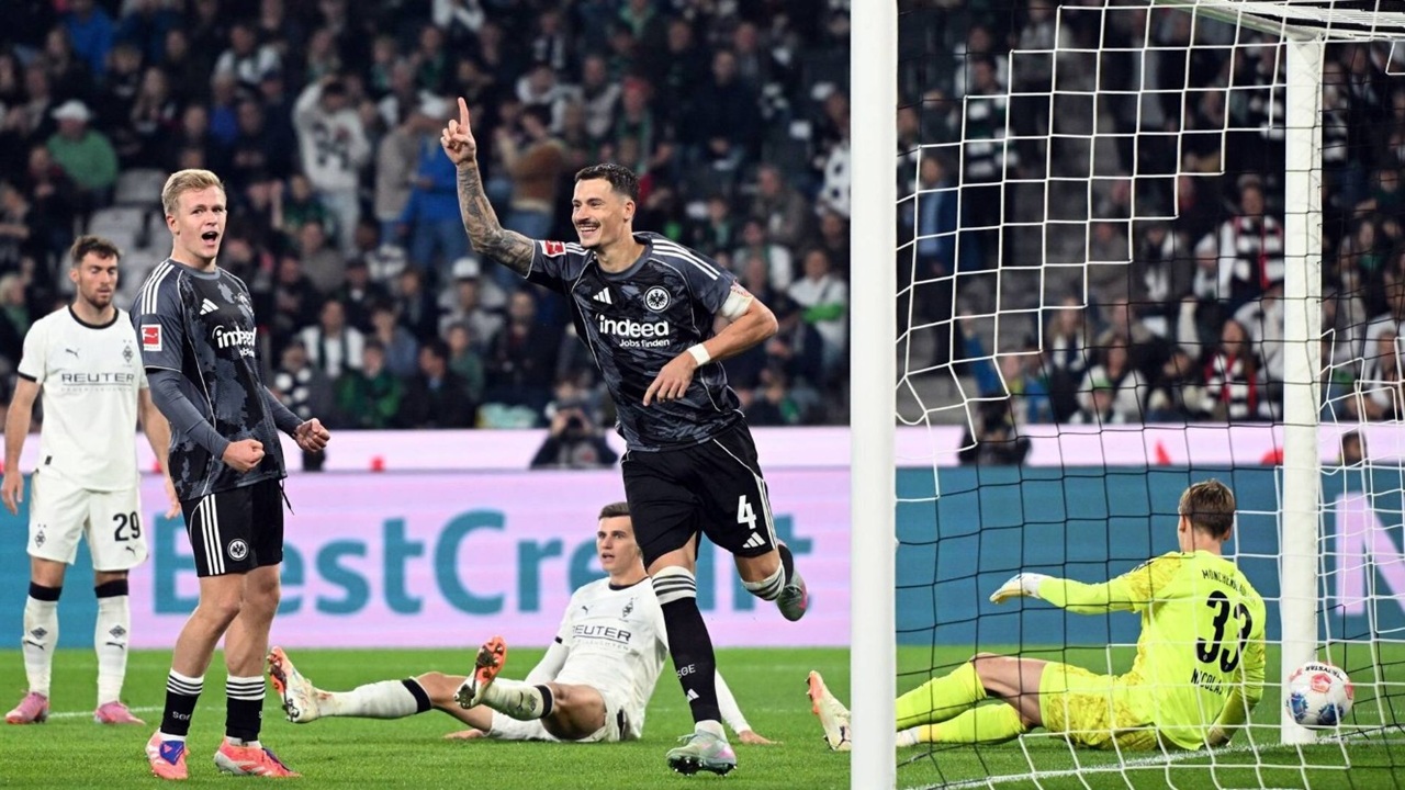 Momen Saat Robin Koch Melakukan Selebrasi Usai Berhasil Menjebol Gawang Borussia Monchengladbach (Sumber: Federico Gambarini/dpa/Federico Gambarini)