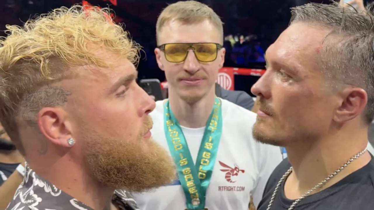Oleksandr Usyk (kanan) dan Jake Paul. (Foto: Fight TV)