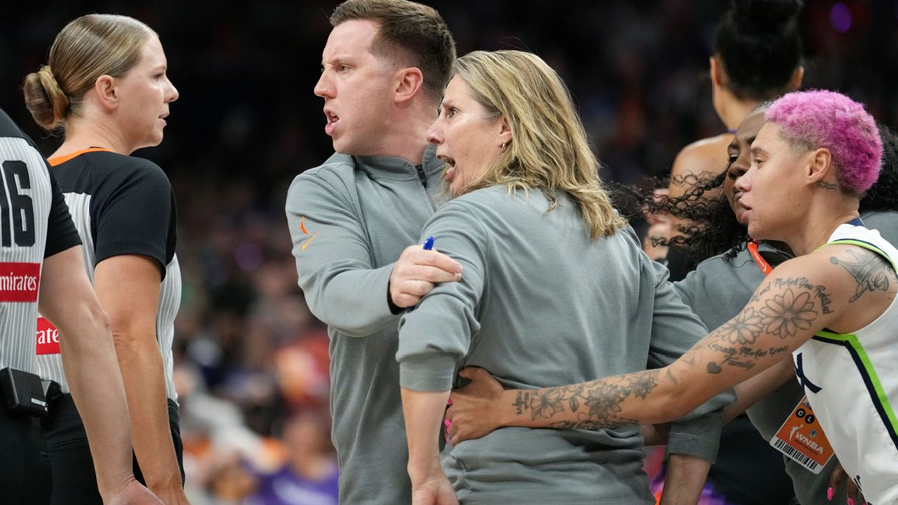 Pelatih Minnesota Lynx, Cheryl Reeve (tengah) meluapkan kemarahannya terhadap wasit saat timnya dikalahkan Mercury di Game 3. (Foto: AP)