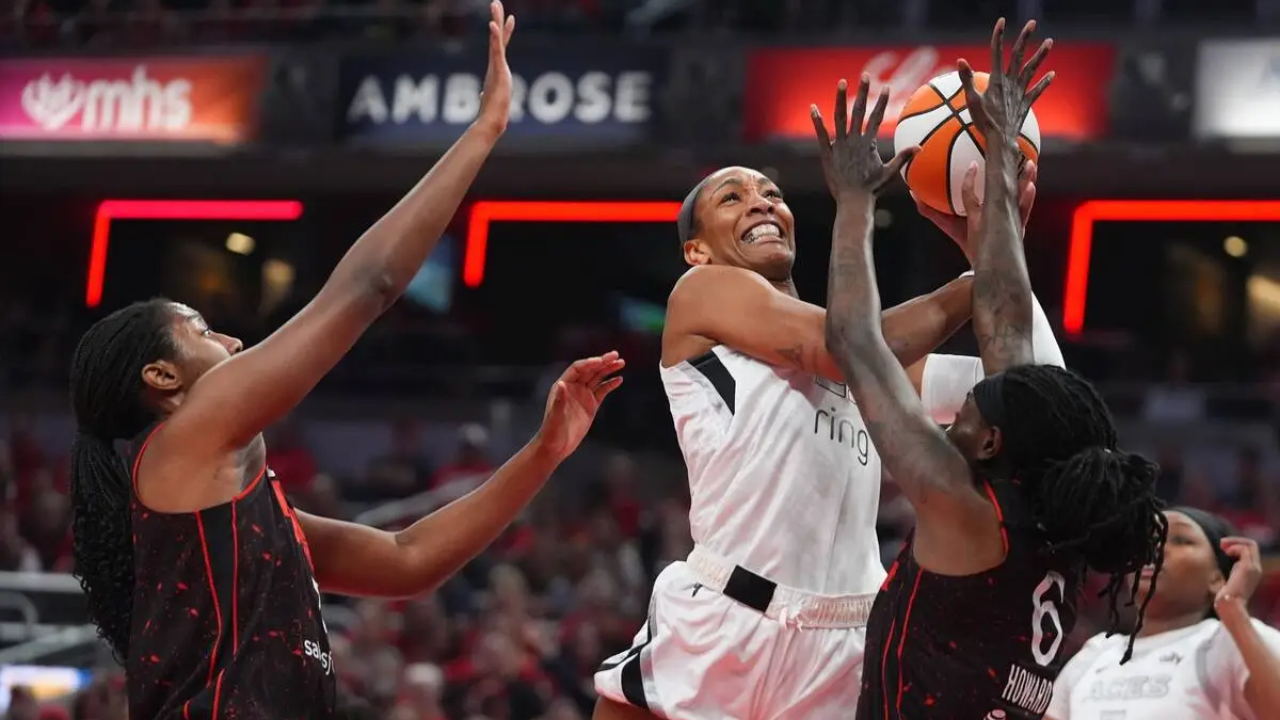 Usaha kolektif ini membantu Las Vegas Aces mengatasi kesulitan tembakan Wilson (kanan) yang hanya mencetak 13 poin, hasil 6 dari 20 tembakan, total terendahnya di playoff. (Foto: AP)