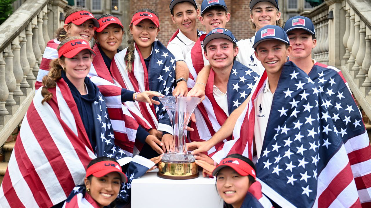 Tim Ryder Cup Junior Amerika Serikat berpose dengan trofi kemenangan. (Foto: Golf Digest)