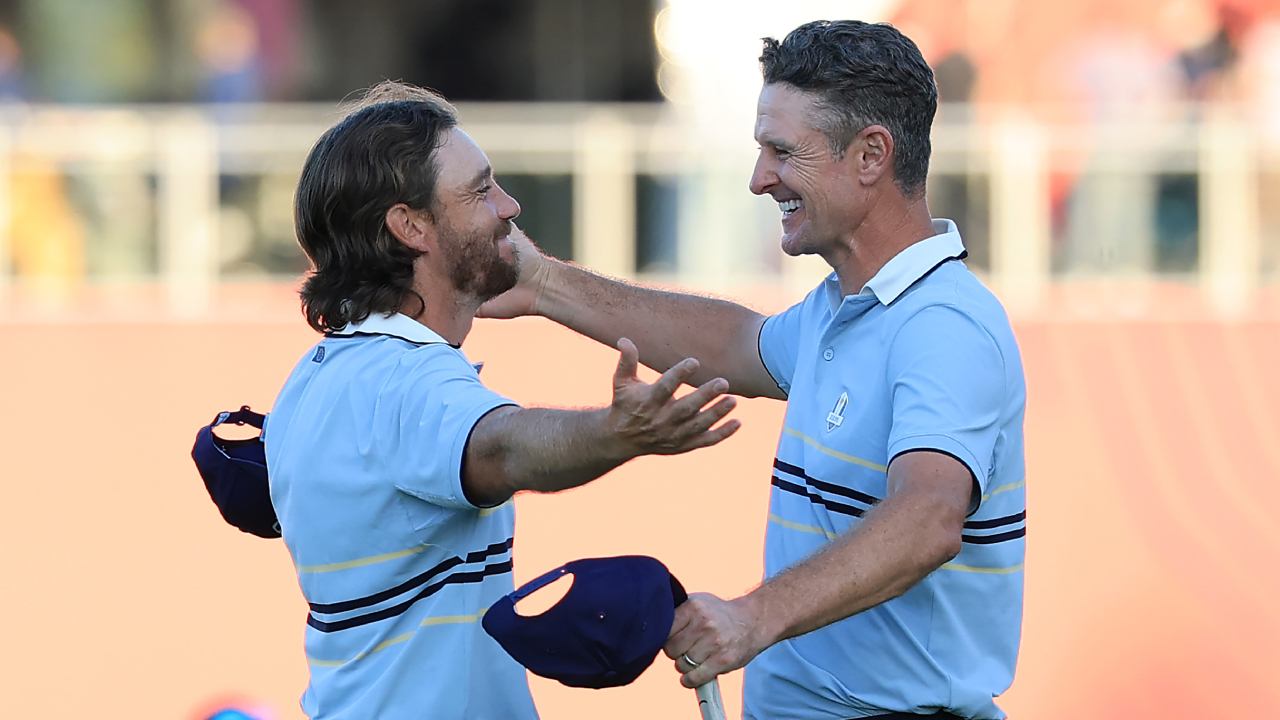Anggota tim Ryder Cup Eropa Tommy Fleetwood merayakan dengan Justin Rose di green ke-18 selama ajang four-balls pada Jumat (26/9) sore. (Foto: AP)