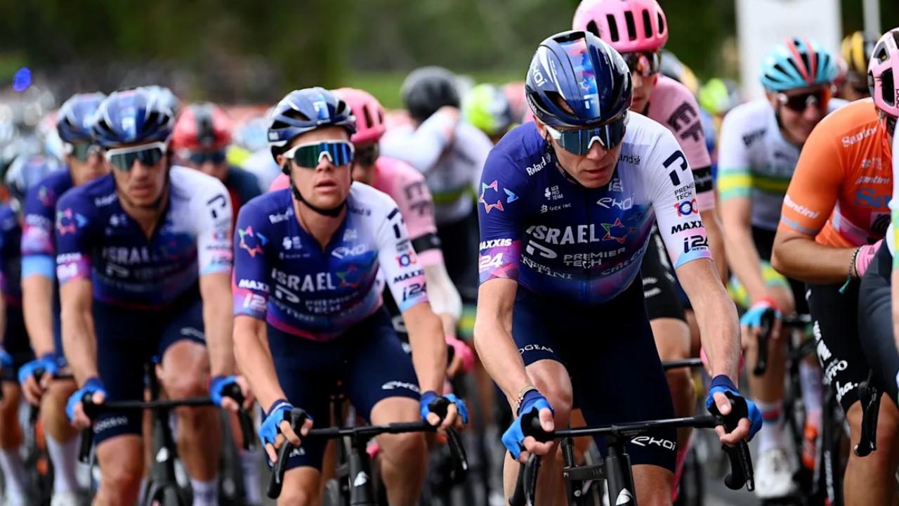Bagi Israel Premier Tech, larangan di Giro dell’Emilia menyoroti tantangan yang semakin meningkat yang dihadapi tim di luar lintasan balap. (Foto: AFP)