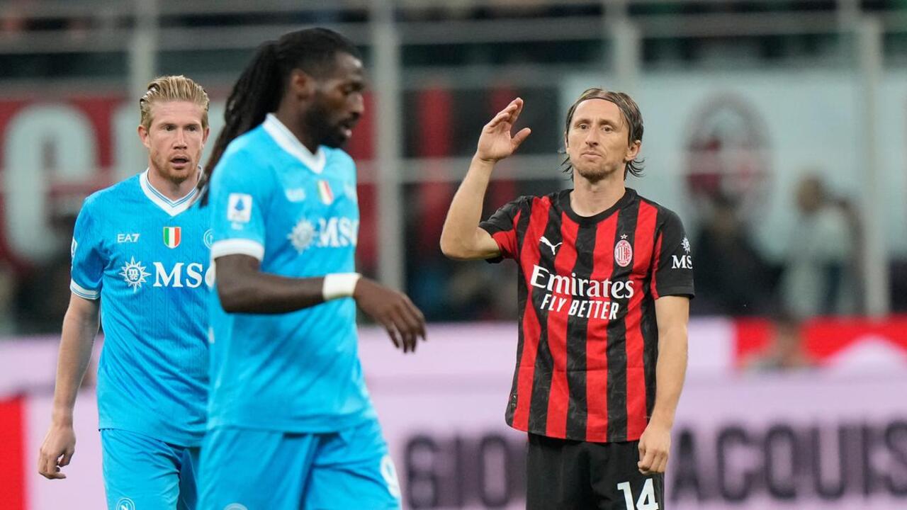 Adrien Rabiot dibuat terpukau dengan keperkasaan Luka Modric di usia 40 tahun, saat AC Milan menang 2-1 atas Napoli di pekan kelima Serie A dini hari tadi (29/9) / via Getty Images