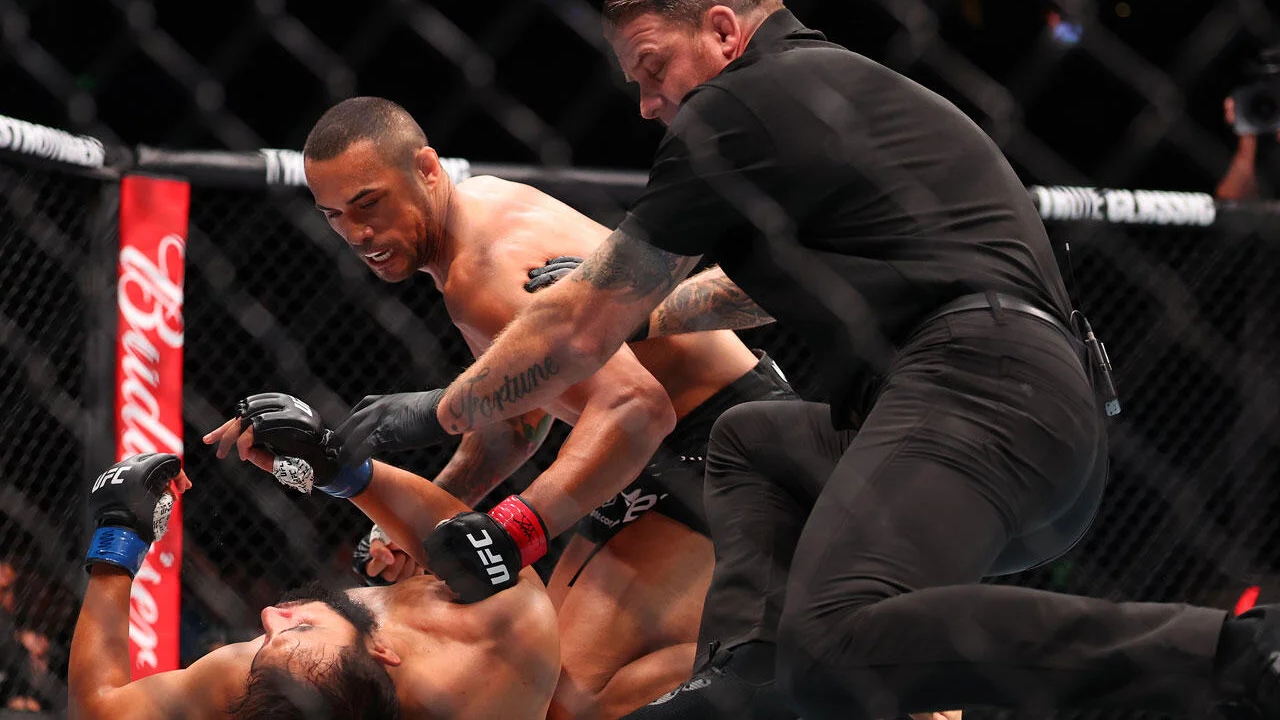 Carlos Ulberg (atas) dihentikan oleh wasit setelah meng-KO Dominick Reyes. (Foto: Fight TV)