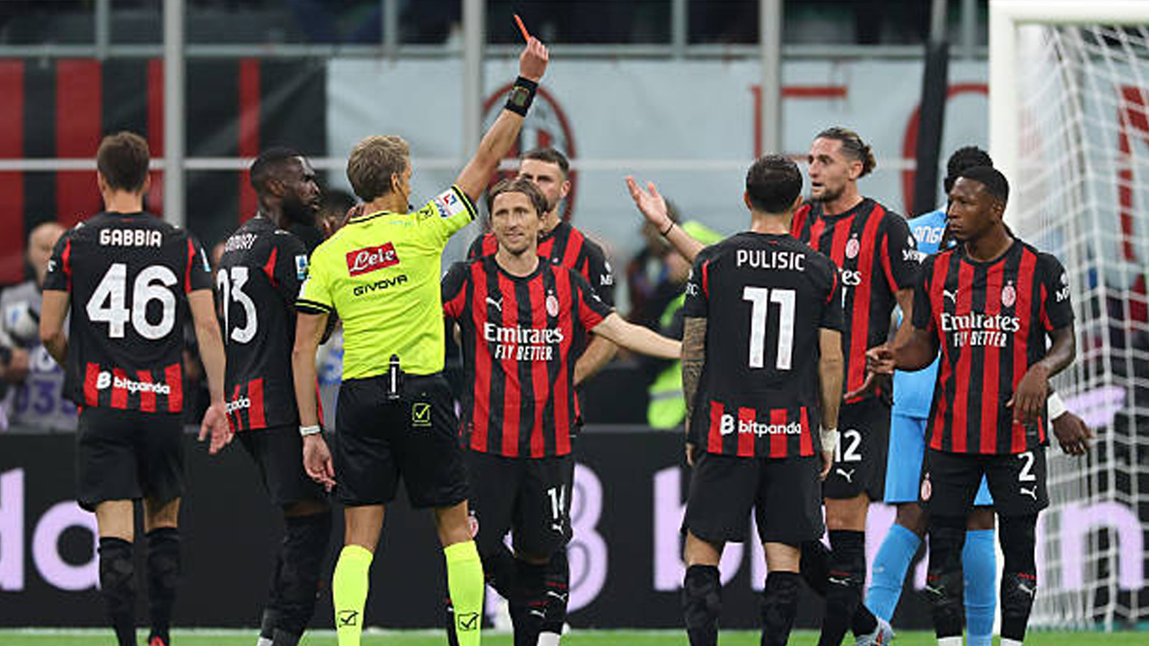 Dikartu Merah Pada Laga AC Milan vs Napoli, Apa Kesalahan Pervis Estupinan?