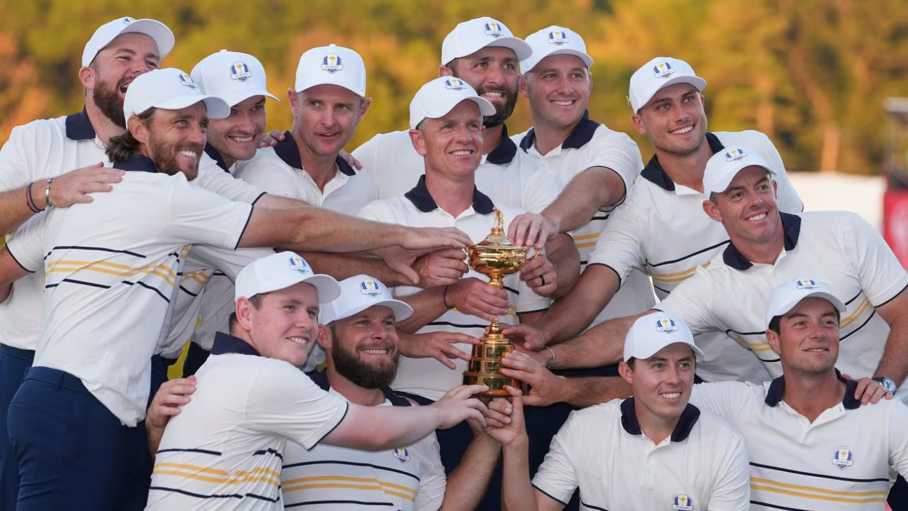 Tim Eropa berpose dengan trofi Ryder Cup setelah mengalahkan AS dengan skor 15-13. (Golf Digest)