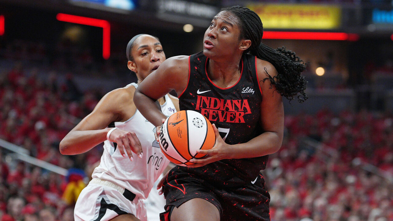 Aliyah Boston (kanan) mencetak 24 poin saat Indiana Fever mengalahkan Las Vegas Aces 90-83 dalam Game 4 semifinal playoff WNBA pada Minggu (28/9). (Foto: AP)