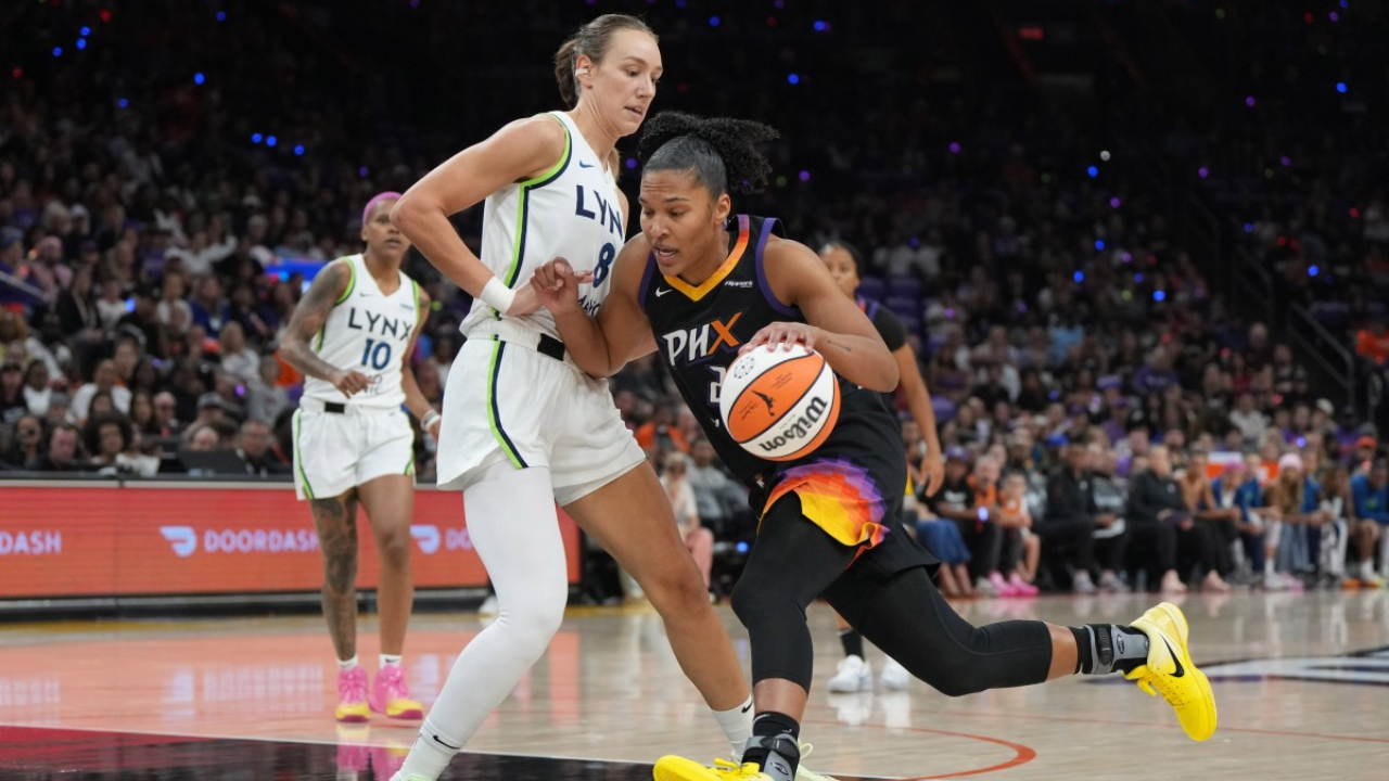 Alyssa Thomas (kanan) mencetak 23 poin saat Phoenix Mercury meraih kemenangan comeback 86-81 atas Minnesota Lynx dalam Game 4 seri semifinal pada Minggu (28/9) malam. (Foto: AP)