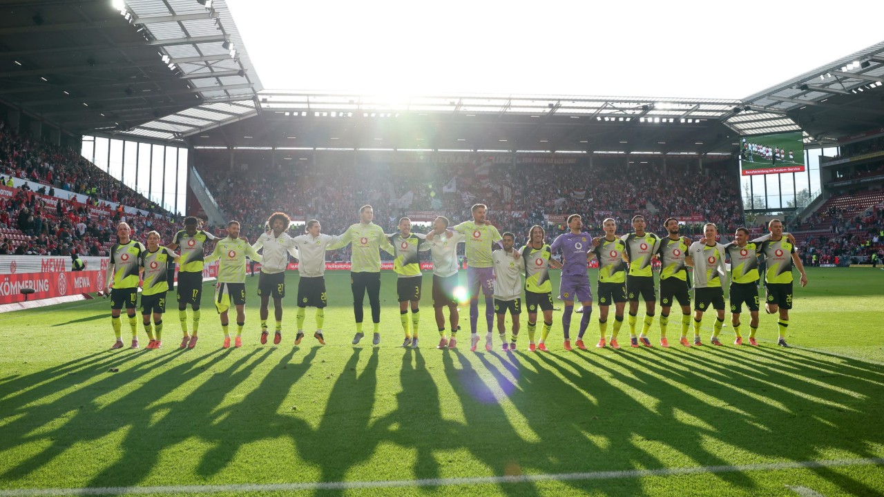 Selebrasi Pemain Borussia Dortmund Usai Mengalahkan FSV Mainz 05 (Sumber: Alex Grimm/Getty Images)