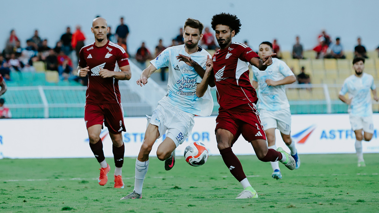 Penyerang PSIM Joga, Nermin Haljeta ditempel pemain bertahan PSM Makassar/foto dok ILeague