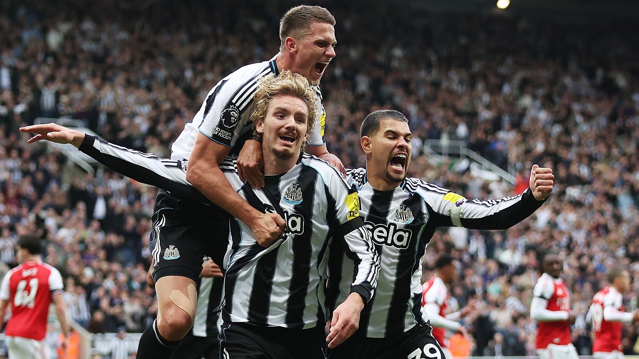 Eddie Howe menyoroti kualitas Nick Woltemade di udara. (Foto: George Wood/Getty Images)