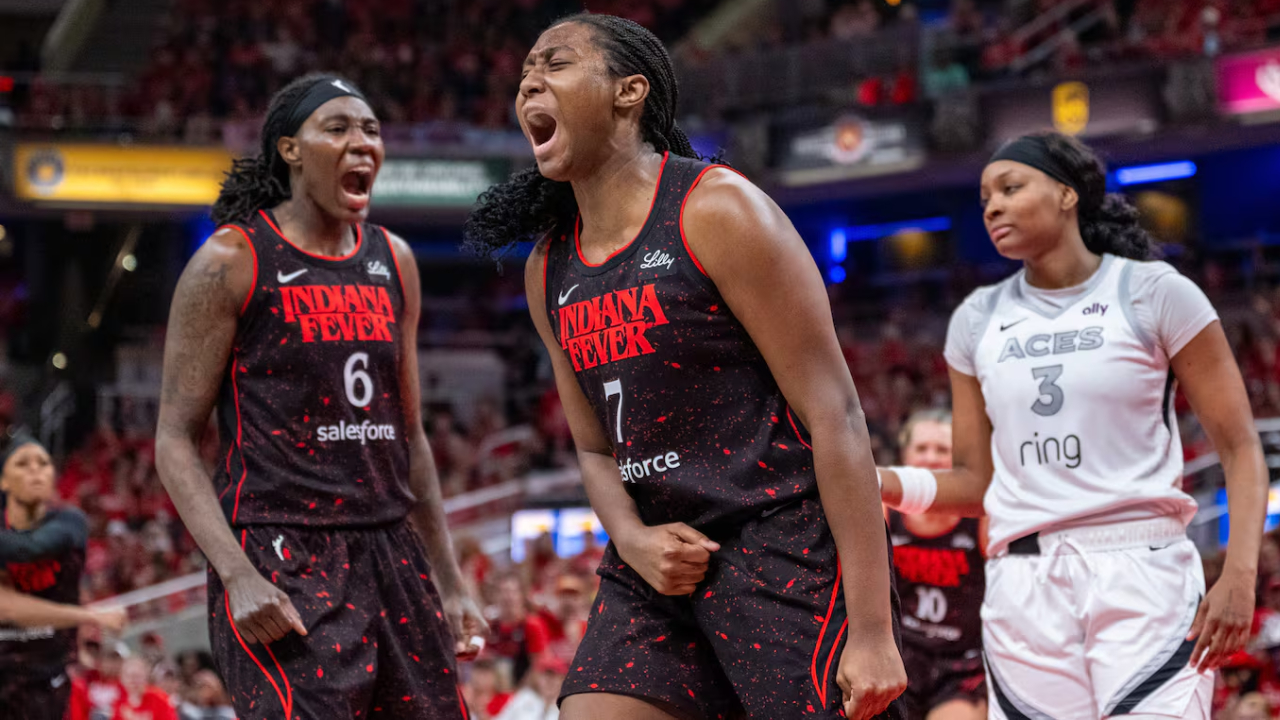 Bintang Indiana Fever Aliyah Boston meluapkan kegembiraan setelah mencetak poin versus Aces di Game 4. (Foto: AP)