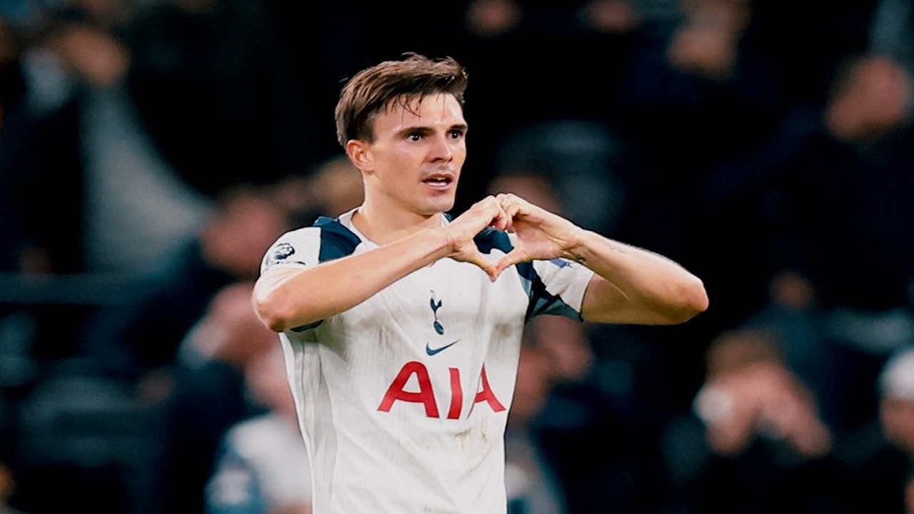 Palhinha merayakan gol ke gawang Wolves