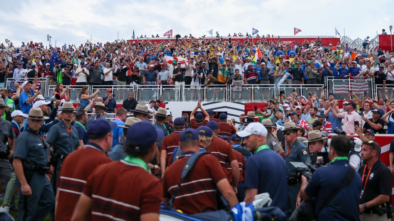 Luke Donald memuji ketenangan para pemainnya meski mendapat intimidasi dan gangguan dari penonton di Bethpage Black. (Foto: AP)