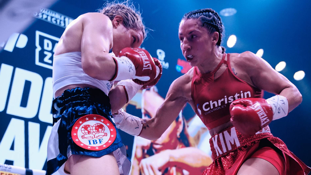 Kim Clavel (kanan) mengungguli juara bertahan Sol Cudos. (Foto: Fight TV)