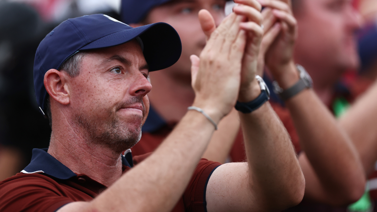 Rory McIlroy berulang kali terpaksa mundur dari pukulan puttnya karena teriakan mengganggu dari penonton. (Foto: Golf Digest)