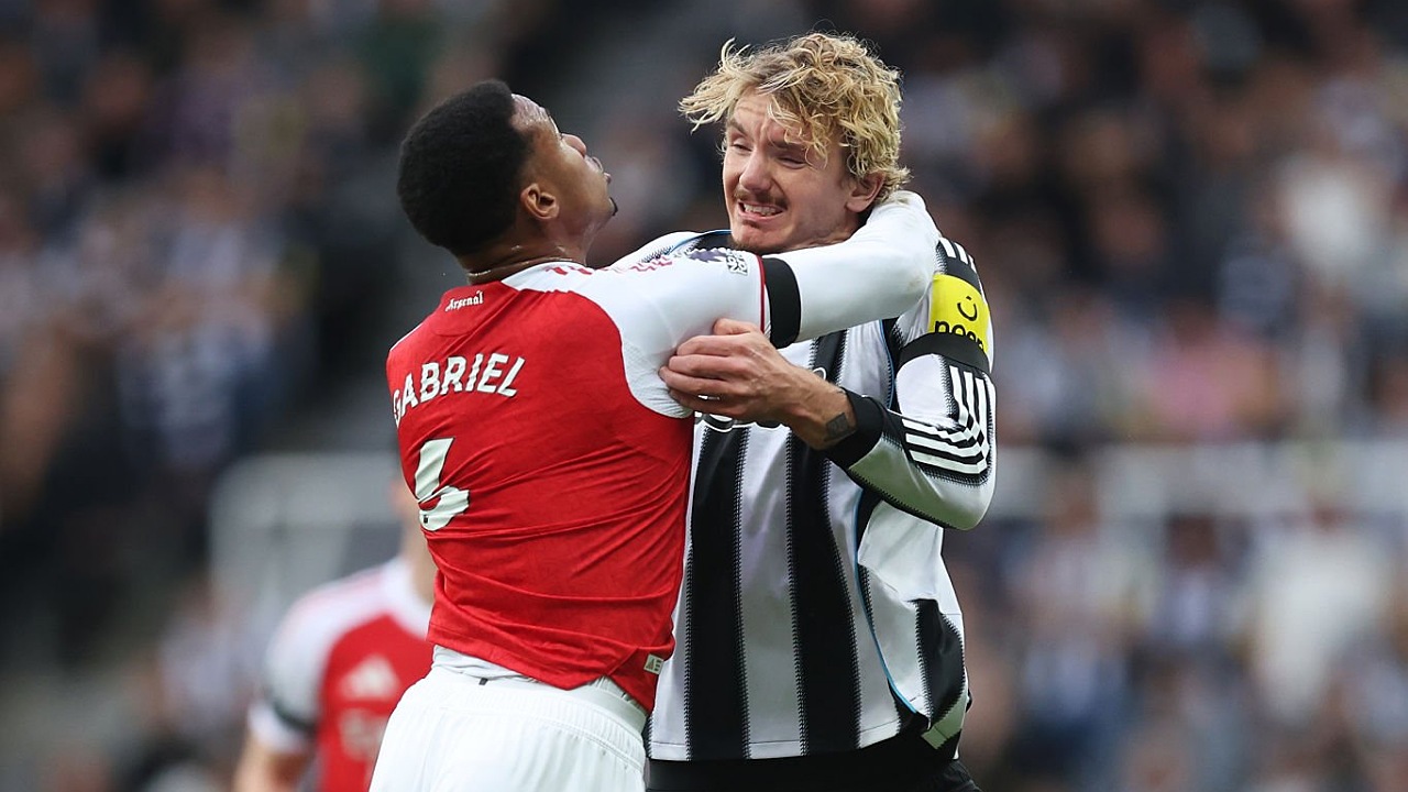 Nick Woltemade berduel dengan Gabriel Magalhaes