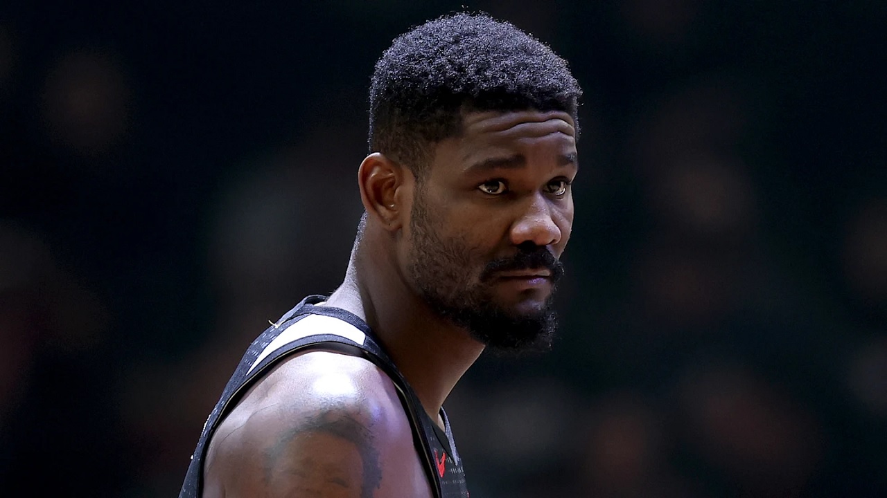 Rob Pelinka terkesan dengan kerja keras dari Deandre Ayton.