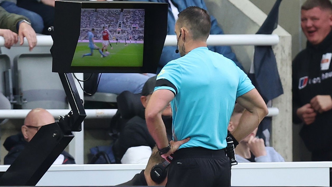 Wasit Jarred Gillett meninjau pelanggaran Nick Pope terhadap striker Arsenal, Viktor Gyokeres