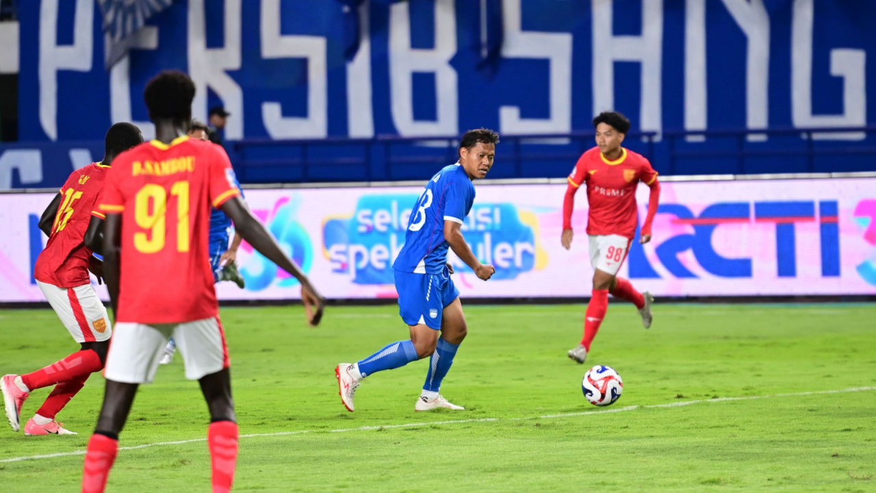 Gelandang Persib, Adam Alis