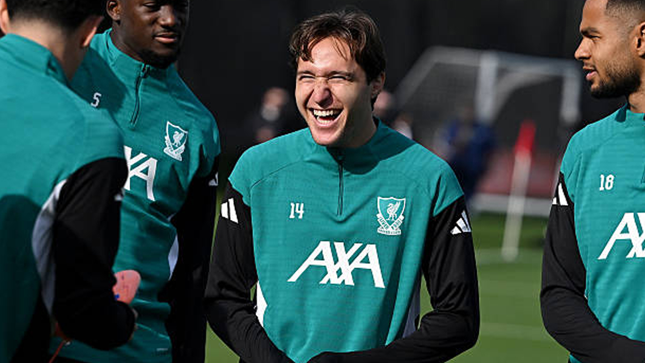 Arne Slot Jelaskan Alasan Tidak Bawa Federico Chiesa ke Turki
