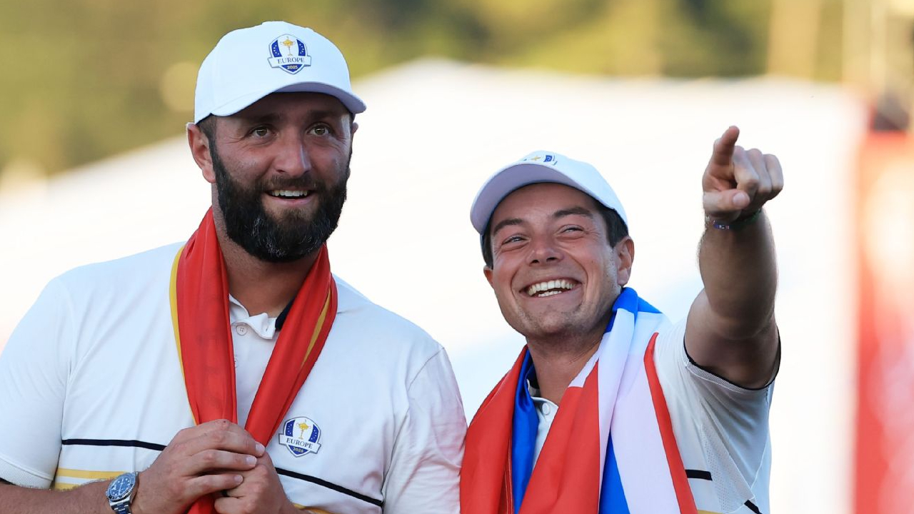 Viktor Hovland (kanan) merayakan keberhasilan Eropa mempertahankan trofi Ryder Cup. (Foto: Golf Digest)