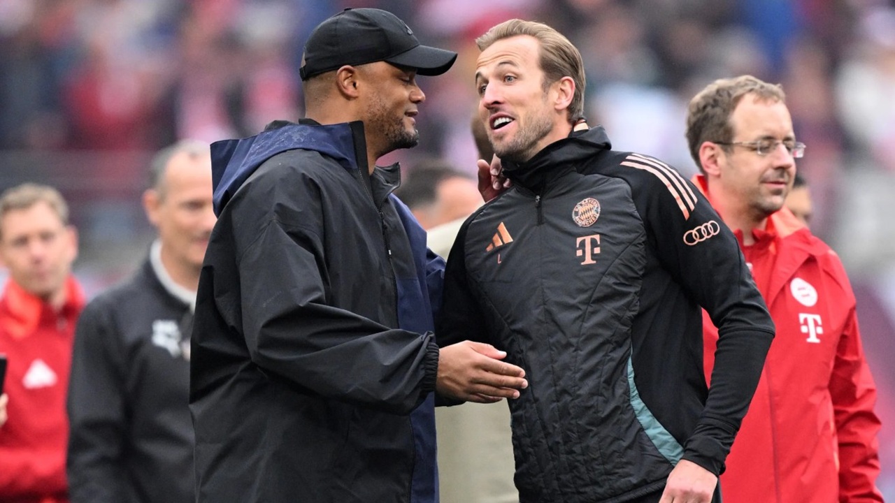 Vincent Kompany Berbincang dengan Harry Kane (Sumber: Stuart Franklin/Getty Images)