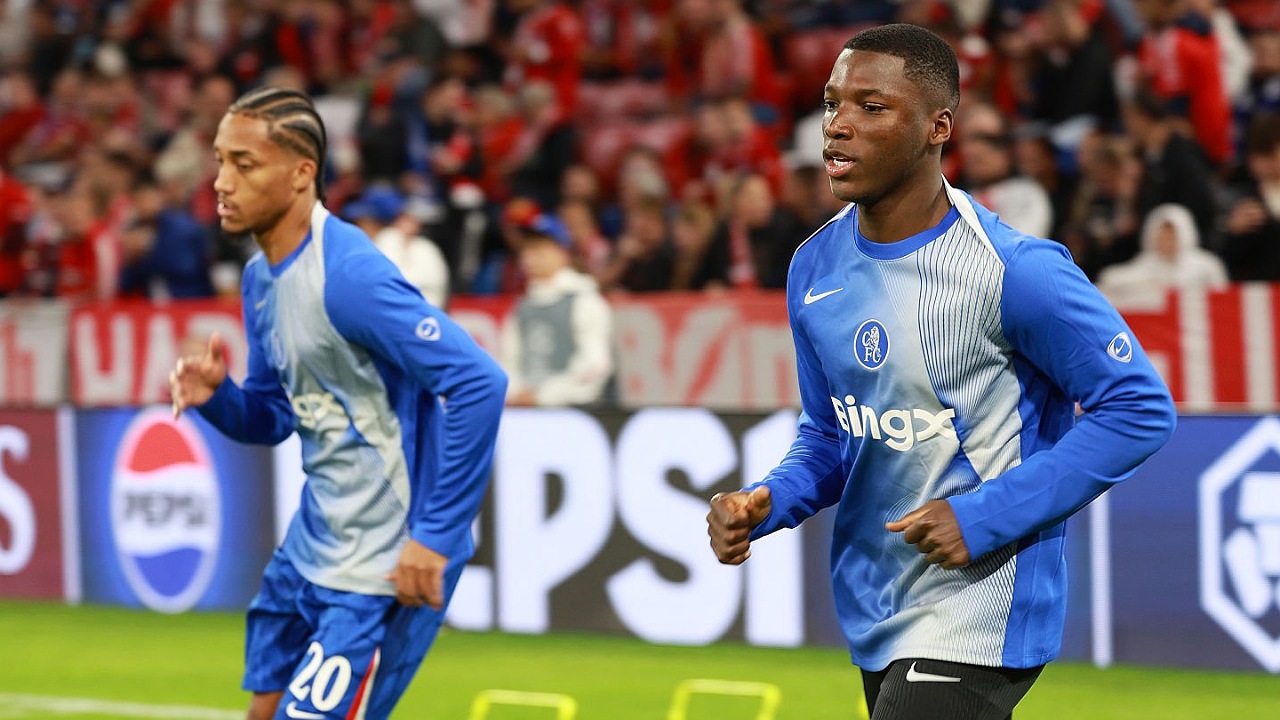 Dua pemain Chelsea, Joao Pedro dan Moises Caicedo. (Foto: Jasmin Walter - UEFA/UEFA via Getty Images)